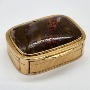 A GEORGIAN 18 CARAT GOLD & AGATE …